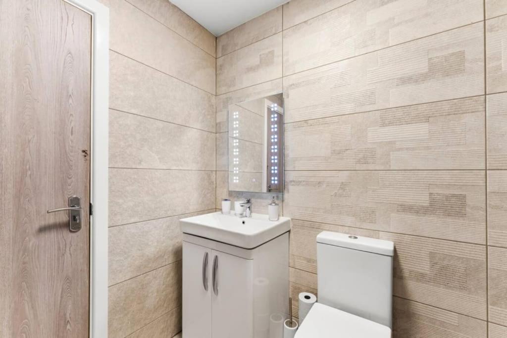 Modern Spacious Three Bedrooms With Private Garden Cardiff Kültér fotó